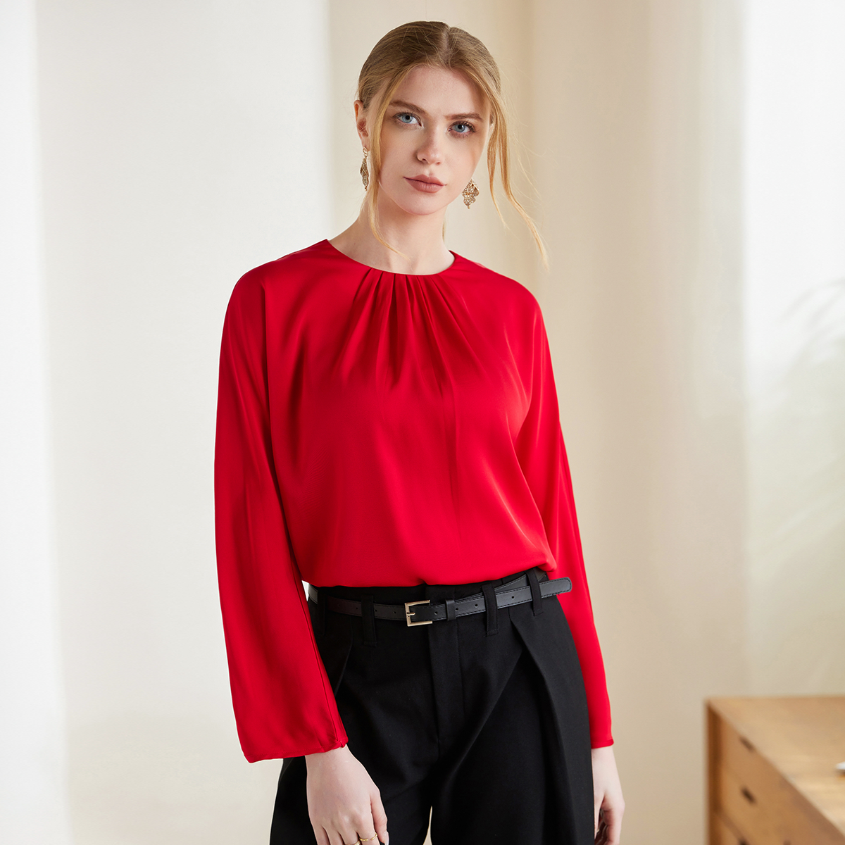 Chemise en soie plissée pour femme style professionnel