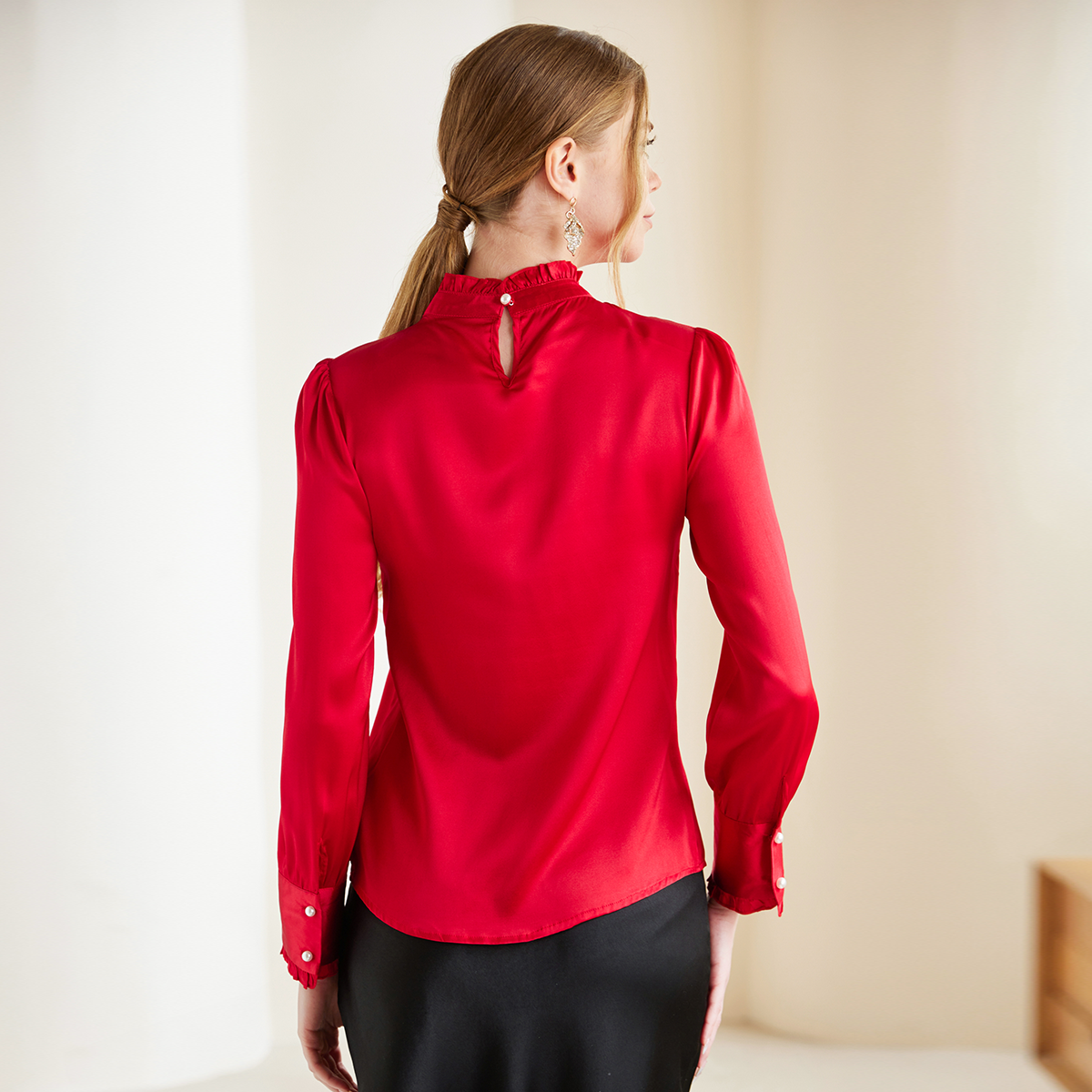 Chemisier femme en soie à col montant orné de perles