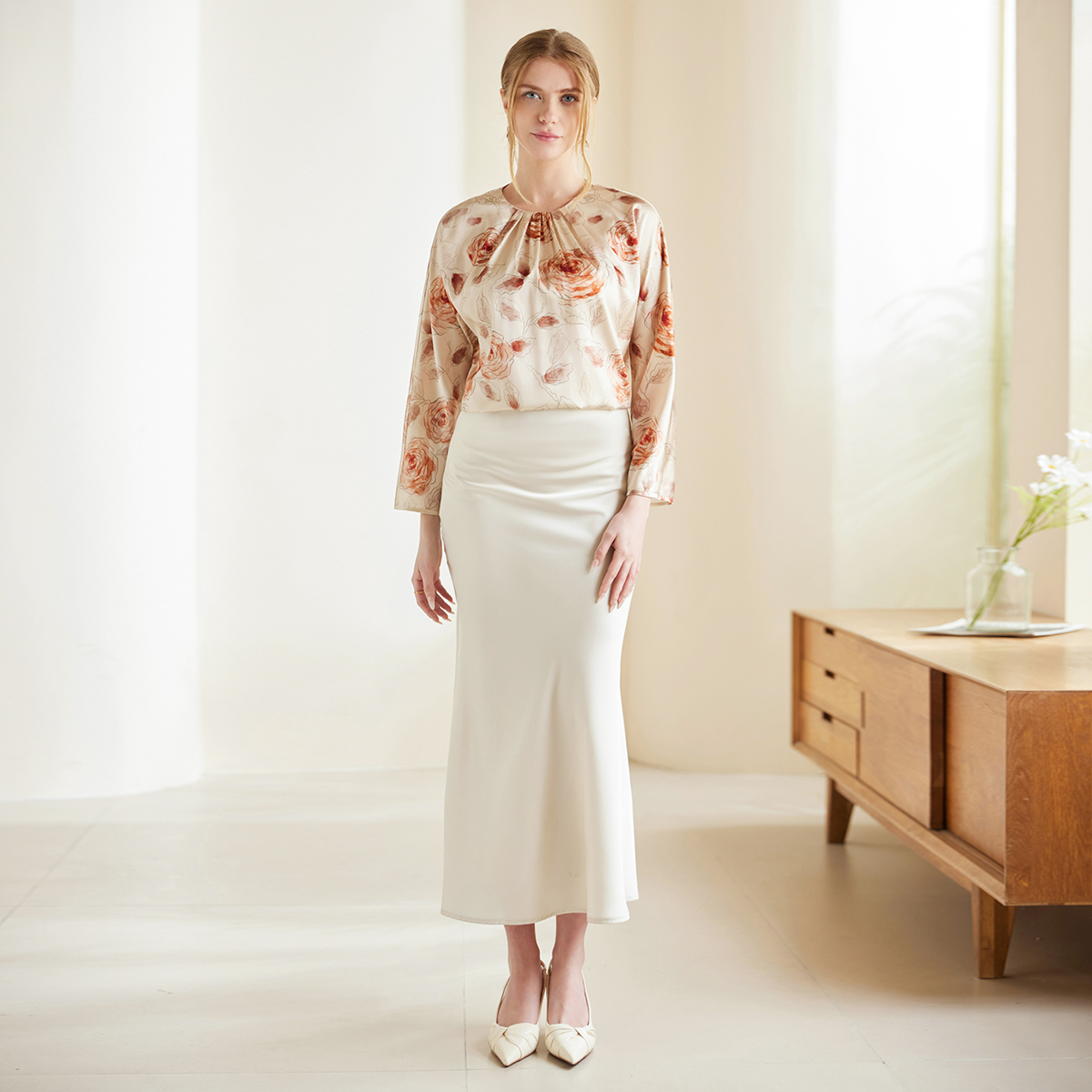 Chemisier femme en soie à motifs de roses et plis avant