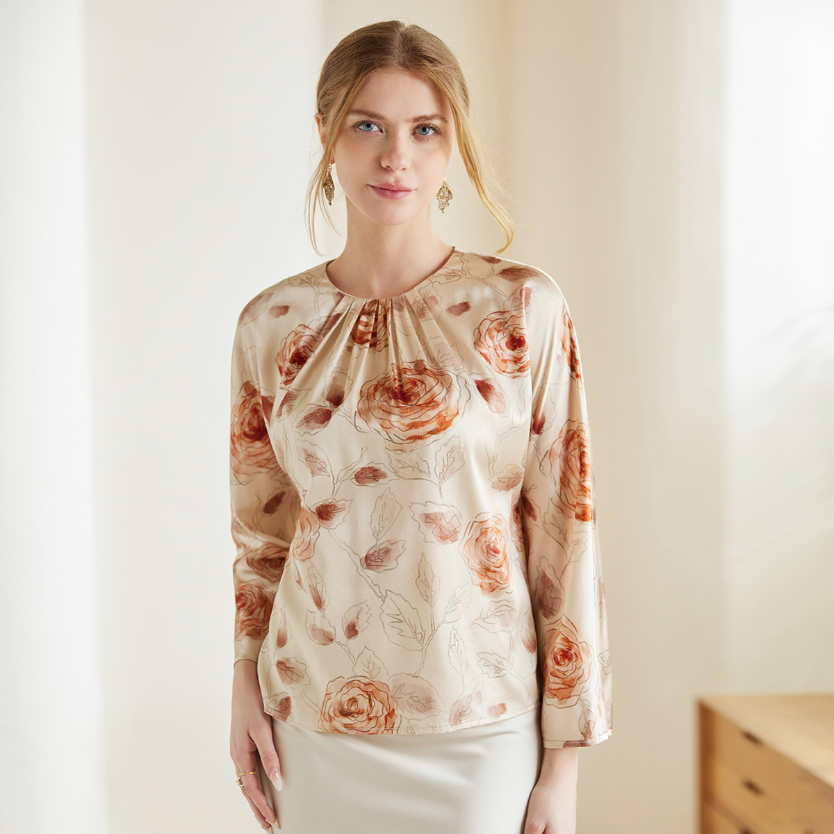 Chemisier femme en soie à motifs de roses et plis avant