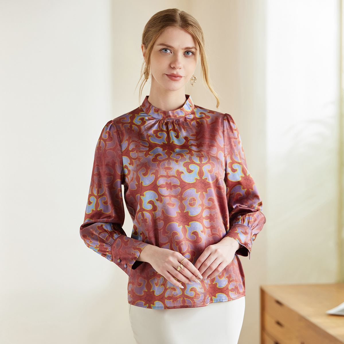 Chemise femme en soie à col montant boutonné dans le dos rouge