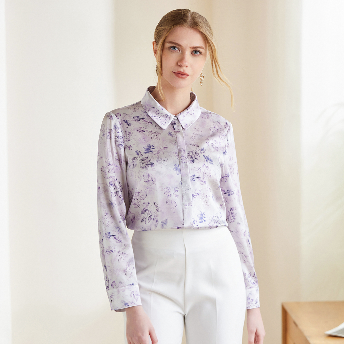 Chemisier femme en soie à imprimé floral discret et boutons dissimulés
