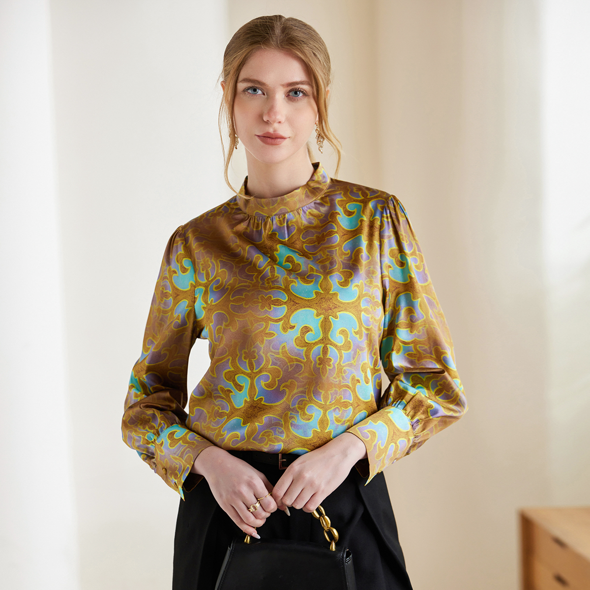 Chemise femme en soie à col montant boutonné dans le dos rouge