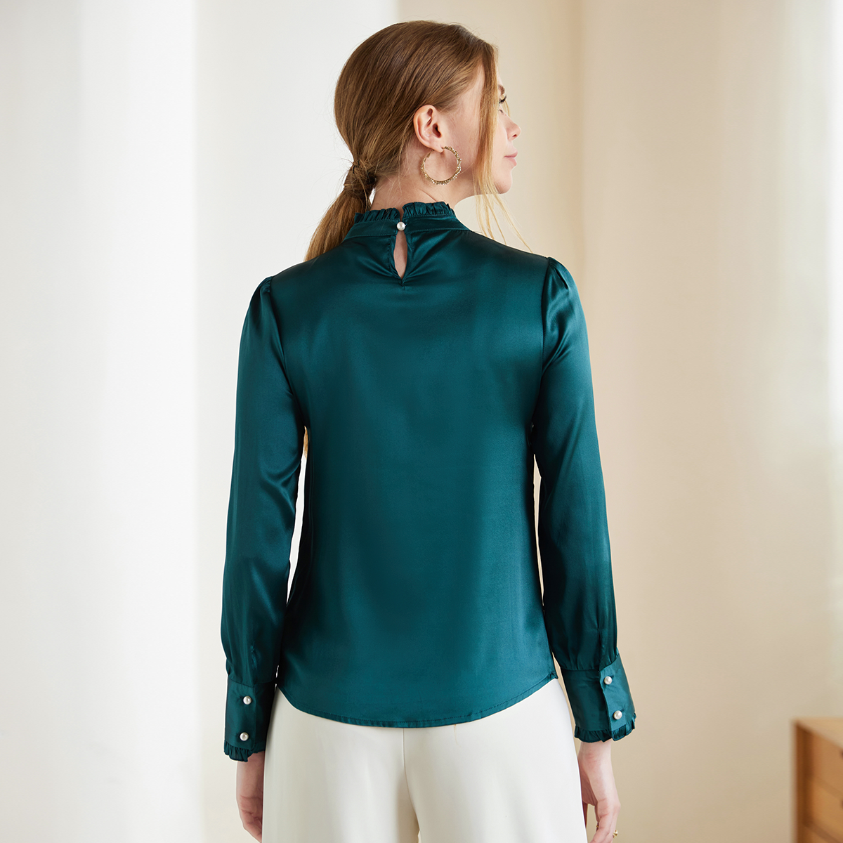 Chemisier femme en soie à col montant orné de perles