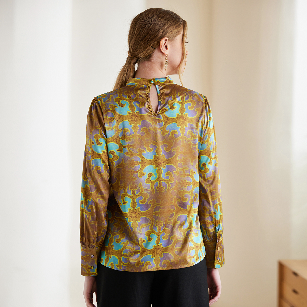 Chemise femme en soie à col montant boutonné dans le dos