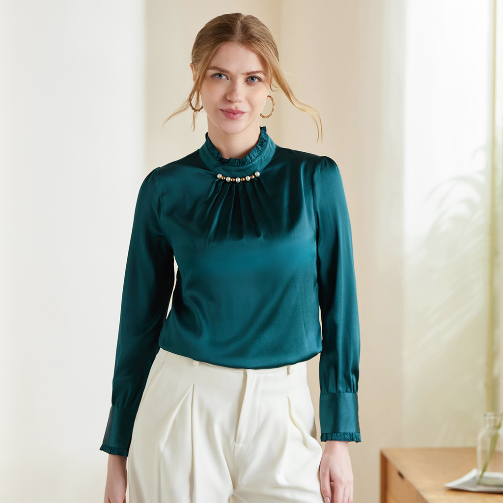 Chemisier femme en soie à col montant orné de perles