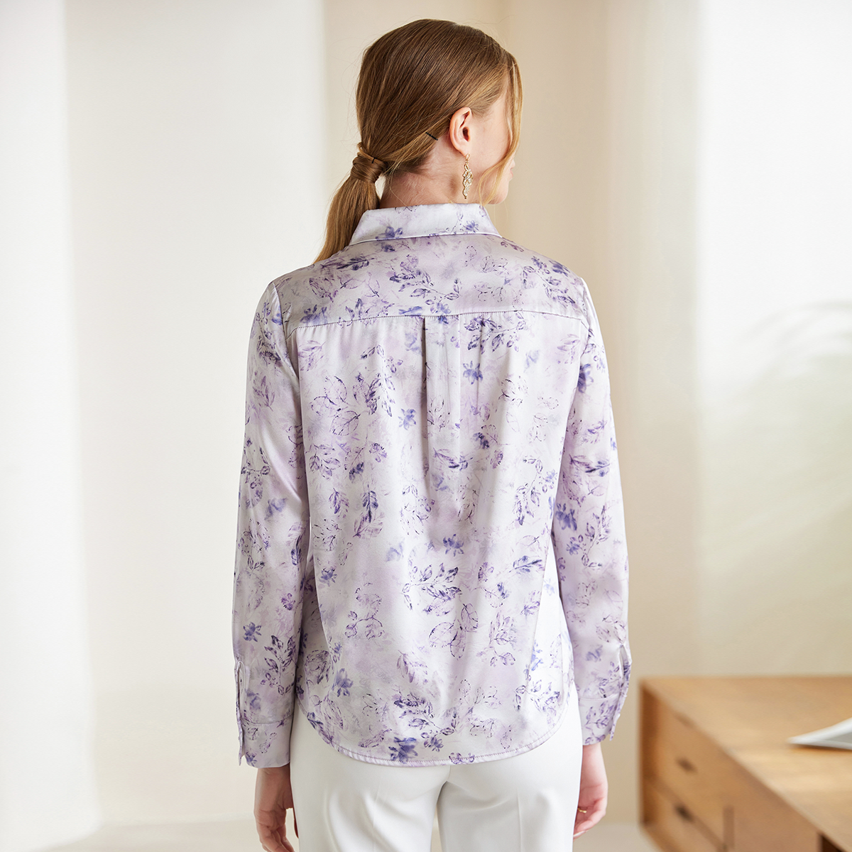 Chemisier femme en soie à imprimé floral discret et boutons dissimulés