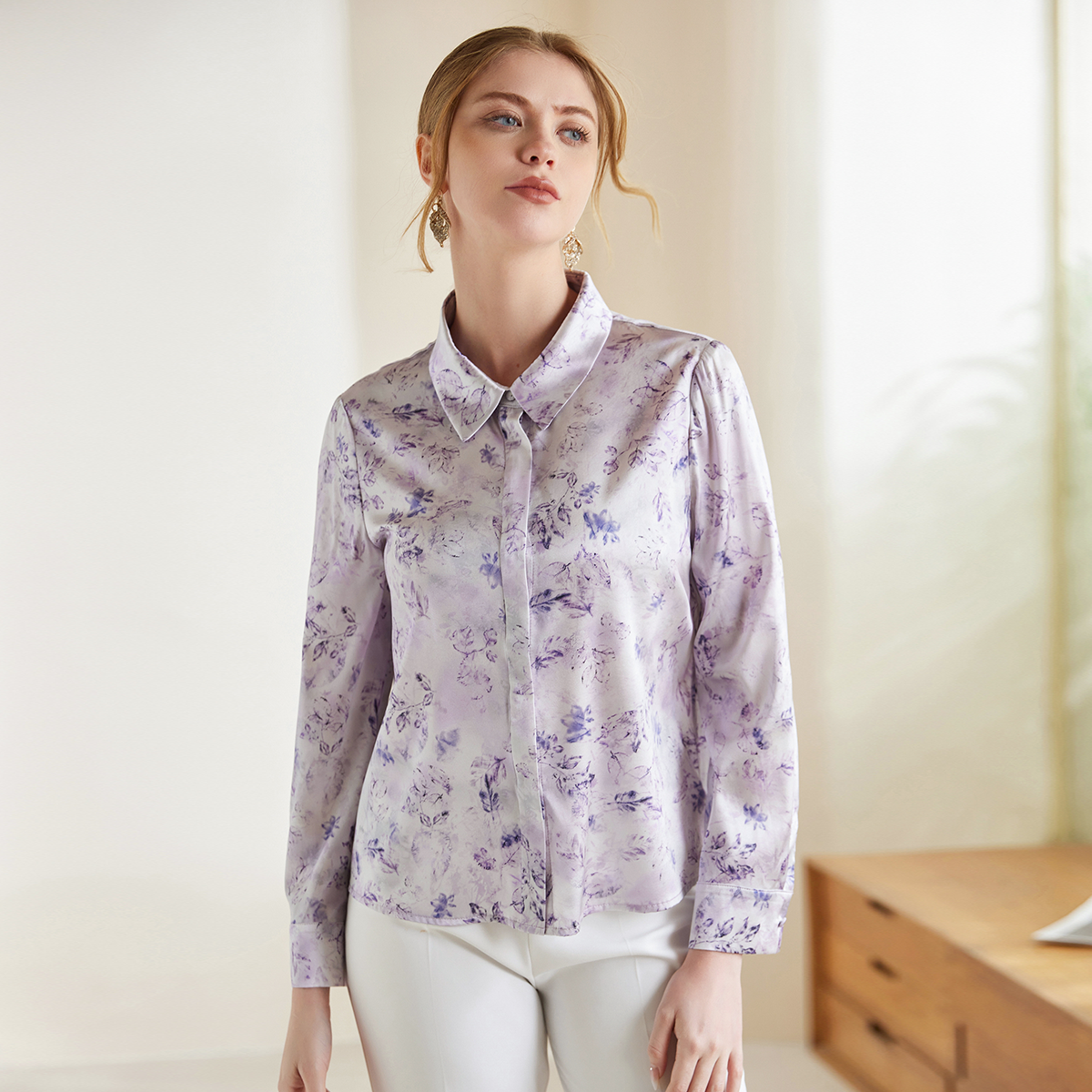 Chemisier femme en soie à imprimé floral discret et boutons dissimulés