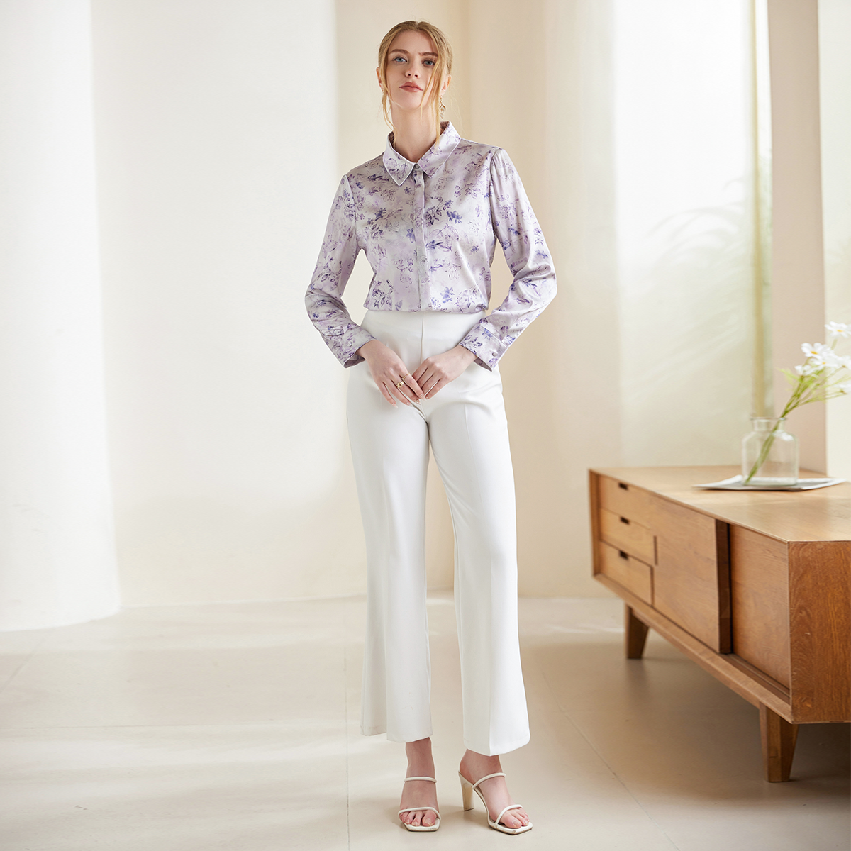 Chemisier femme en soie à imprimé floral discret et boutons dissimulés