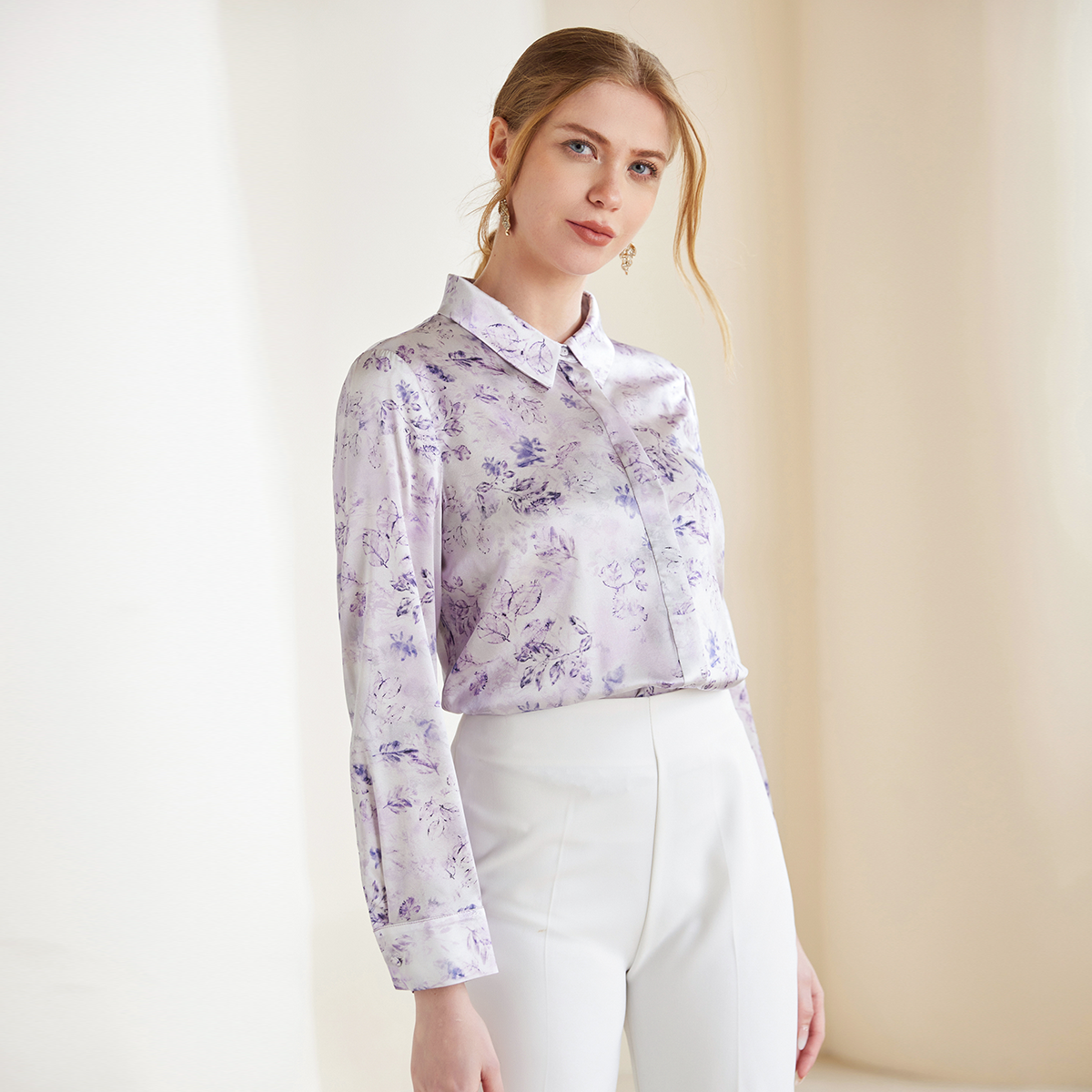 Chemisier femme en soie à imprimé floral discret et boutons dissimulés