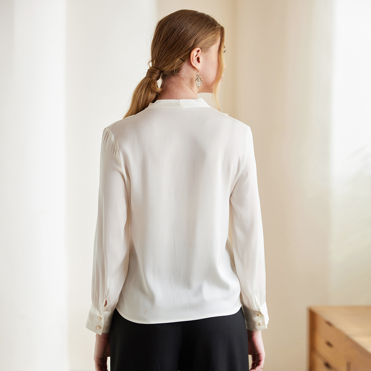 Chemise basique en soie à col en V pour femme