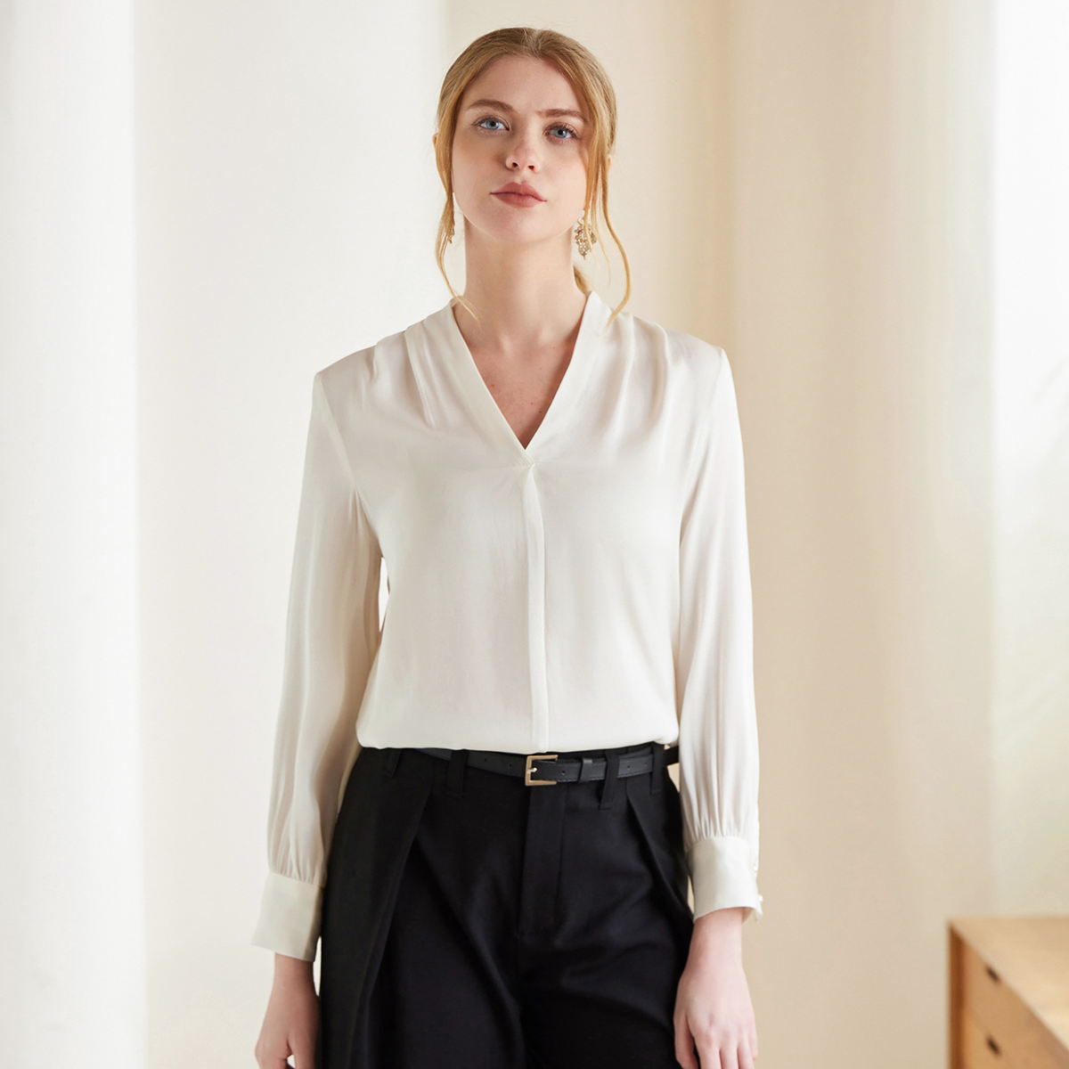 Chemise basique en soie à col en V pour femme