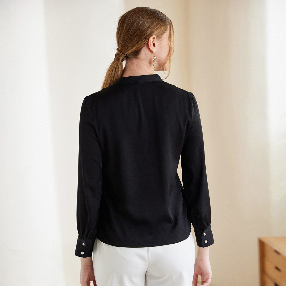 Chemise basique en soie à col en V pour femme