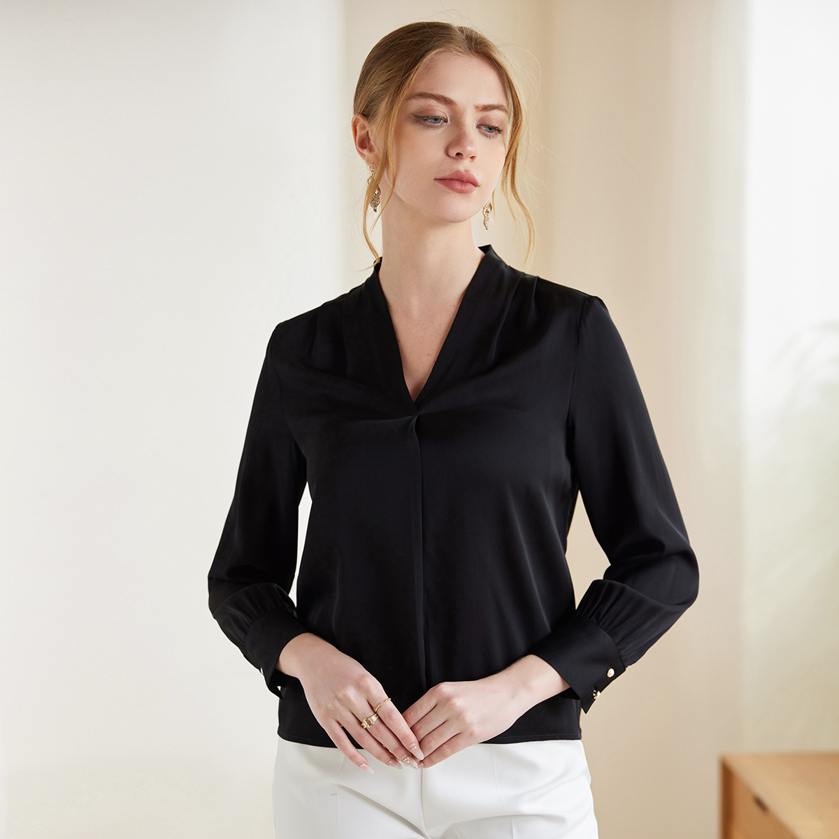 Chemise basique en soie à col en V pour femme