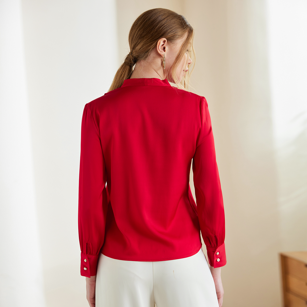 Chemise basique en soie à col en V pour femme