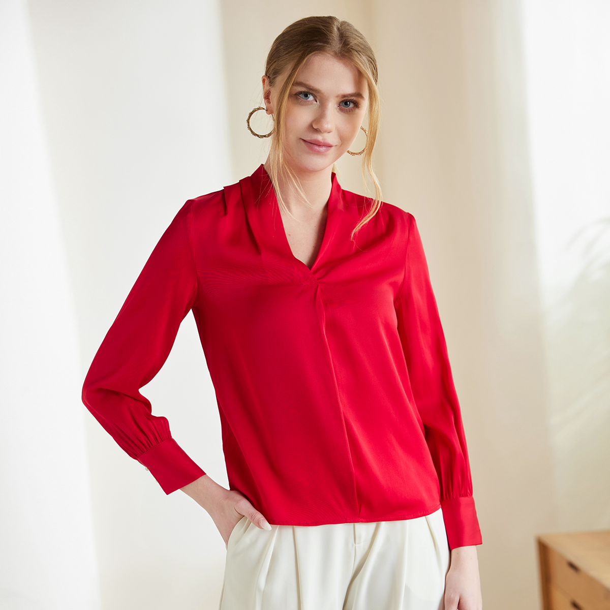 Chemise basique en soie à col en V pour femme