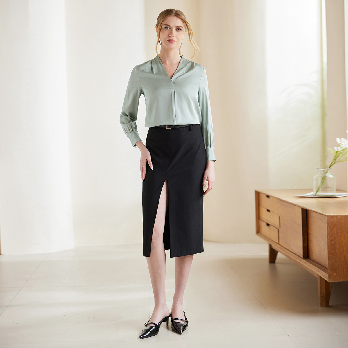 Chemise basique en soie à col en V pour femme