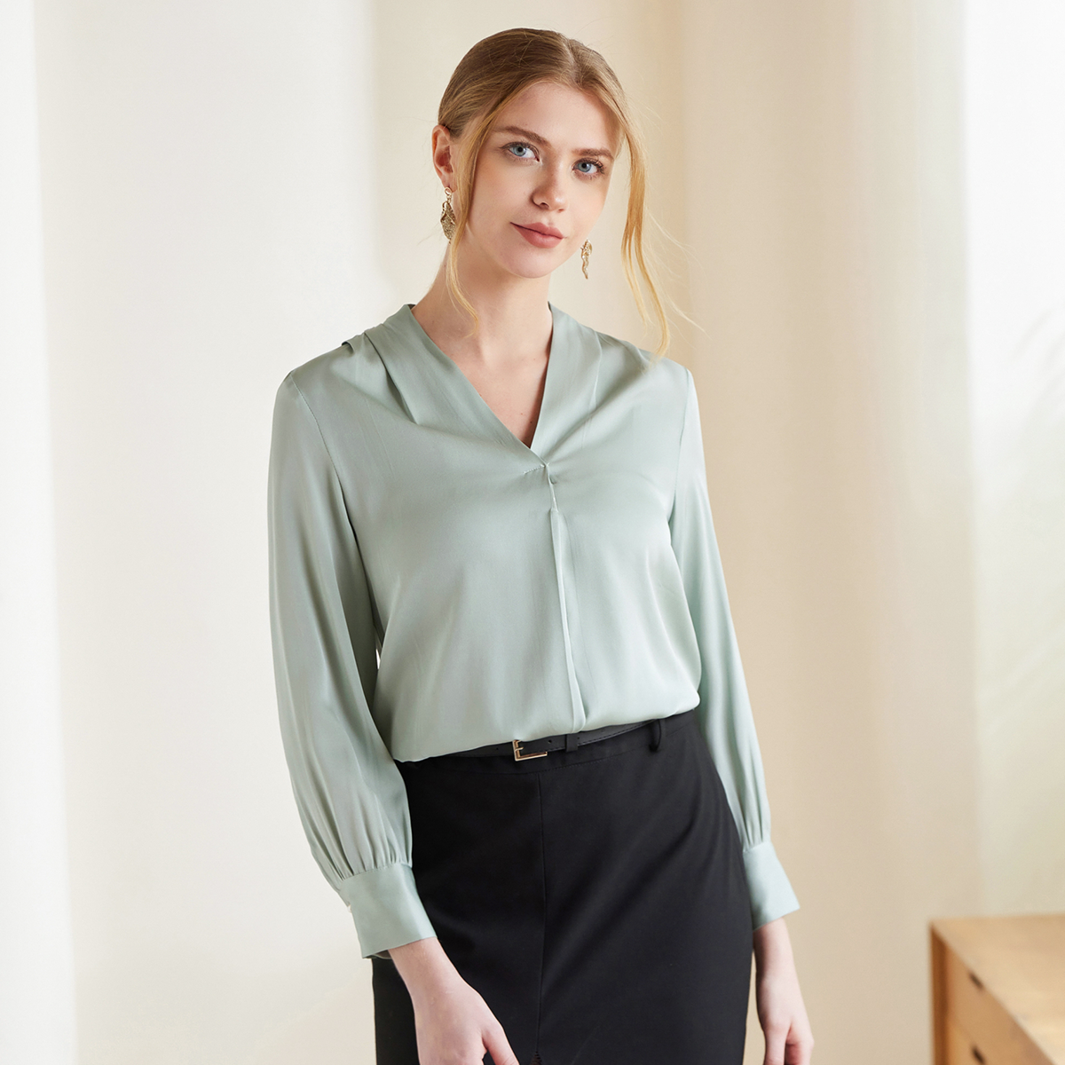 Chemise basique en soie à col en V pour femme