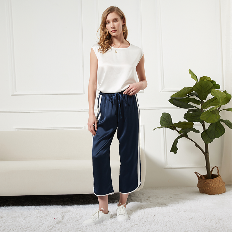 Pantalon court femme en soie bleu marine à rayures latérales