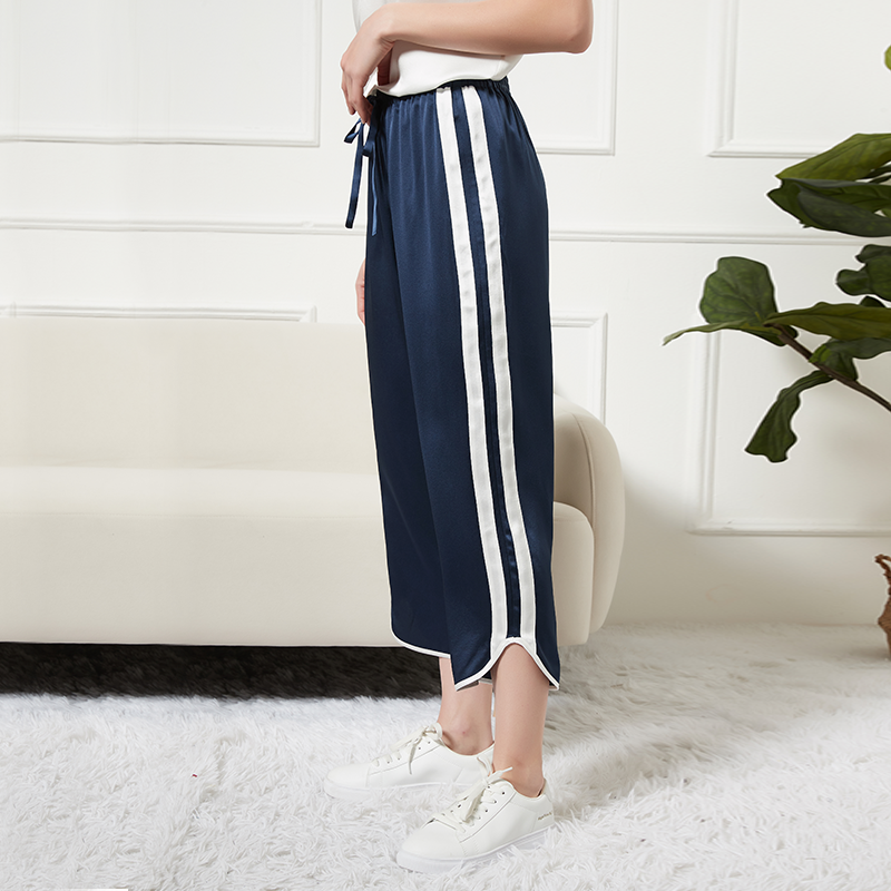 Pantalon court femme en soie bleu marine à rayures latérales