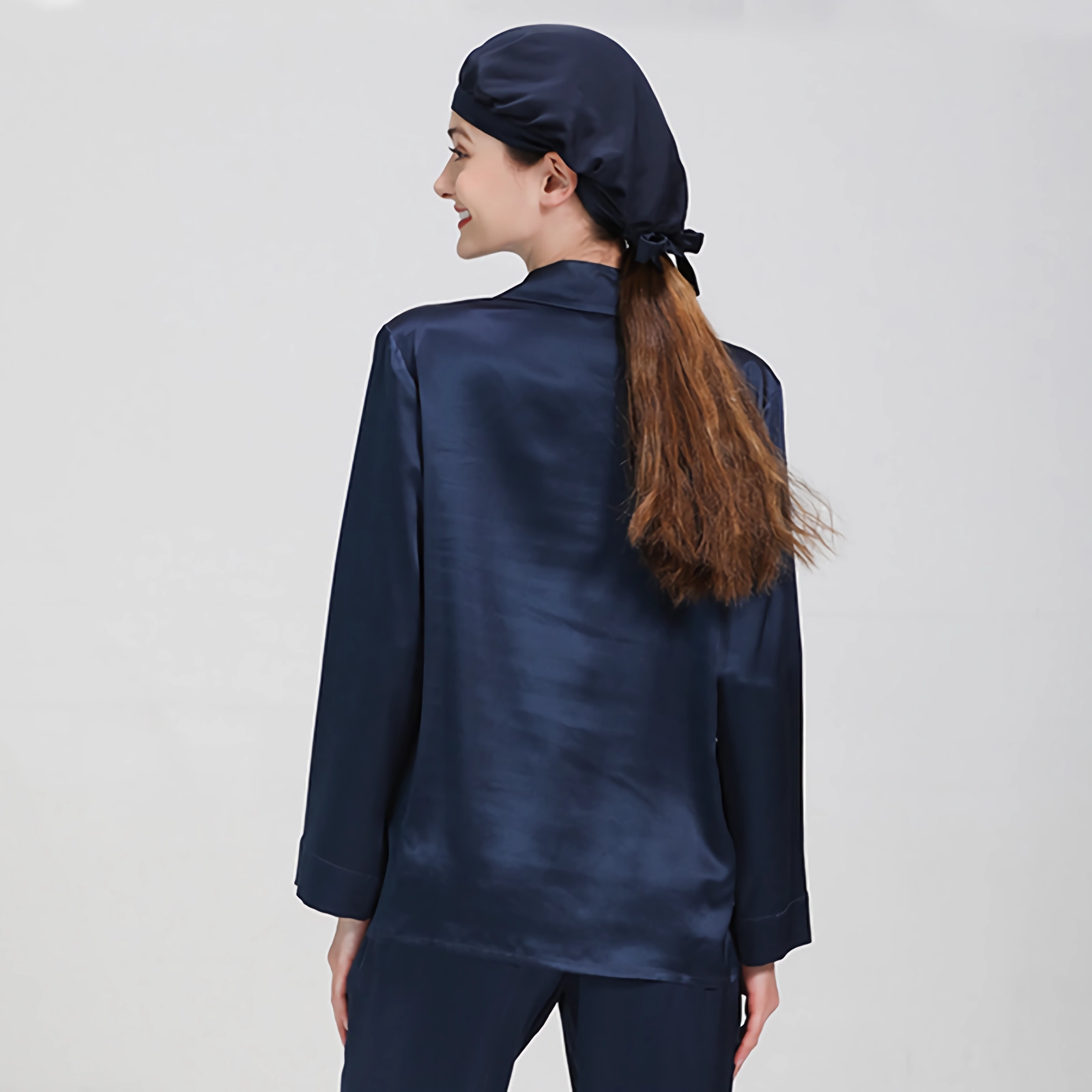 Pyjama femme en soie noir classique à col revers et poche poitrine