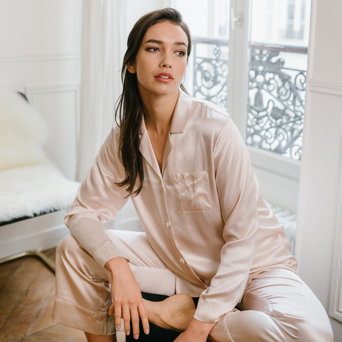 Pyjama femme en soie noir classique à col revers et poche poitrine