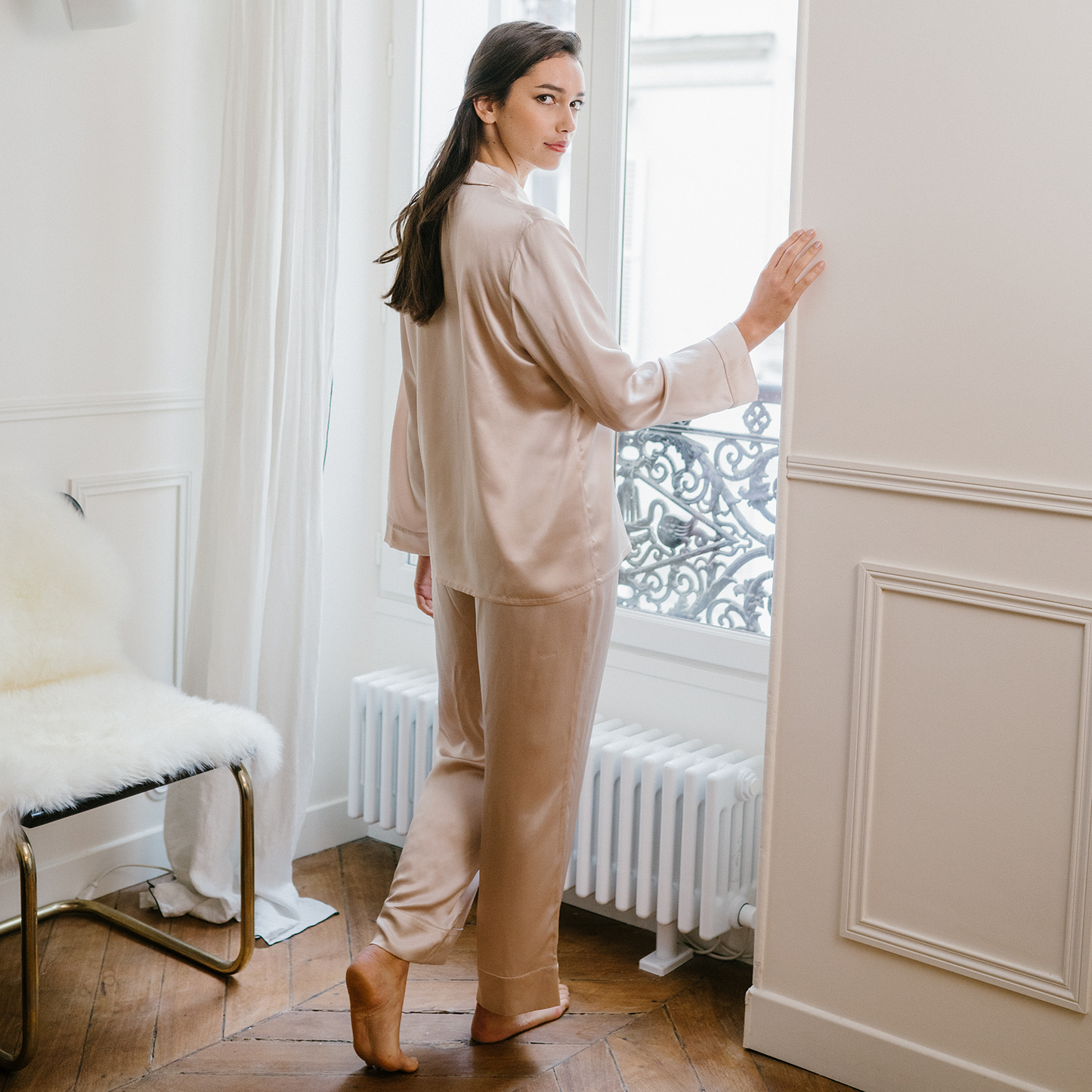 Pyjama femme en soie noir classique à col revers et poche poitrine