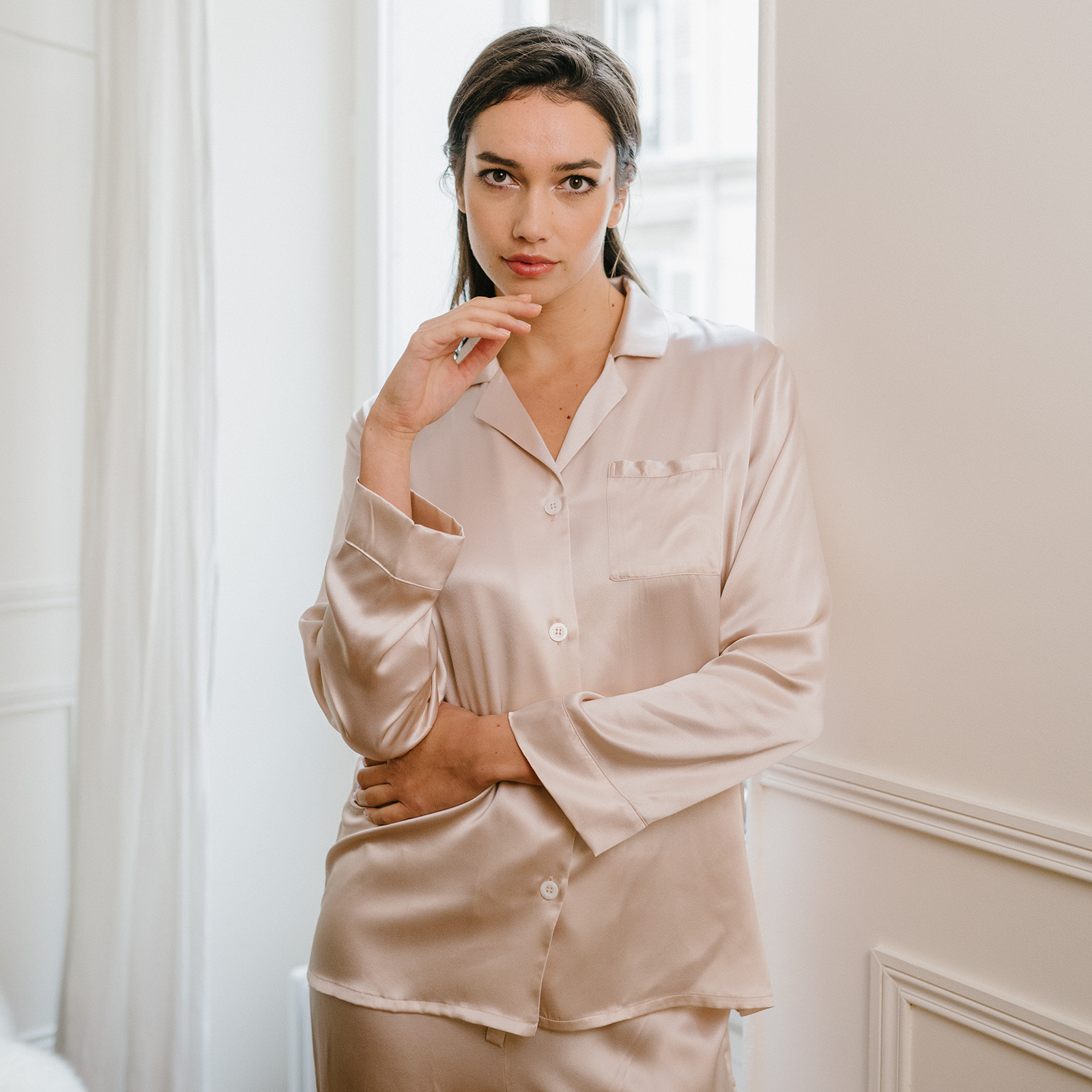 Pyjama femme en soie noir classique à col revers et poche poitrine