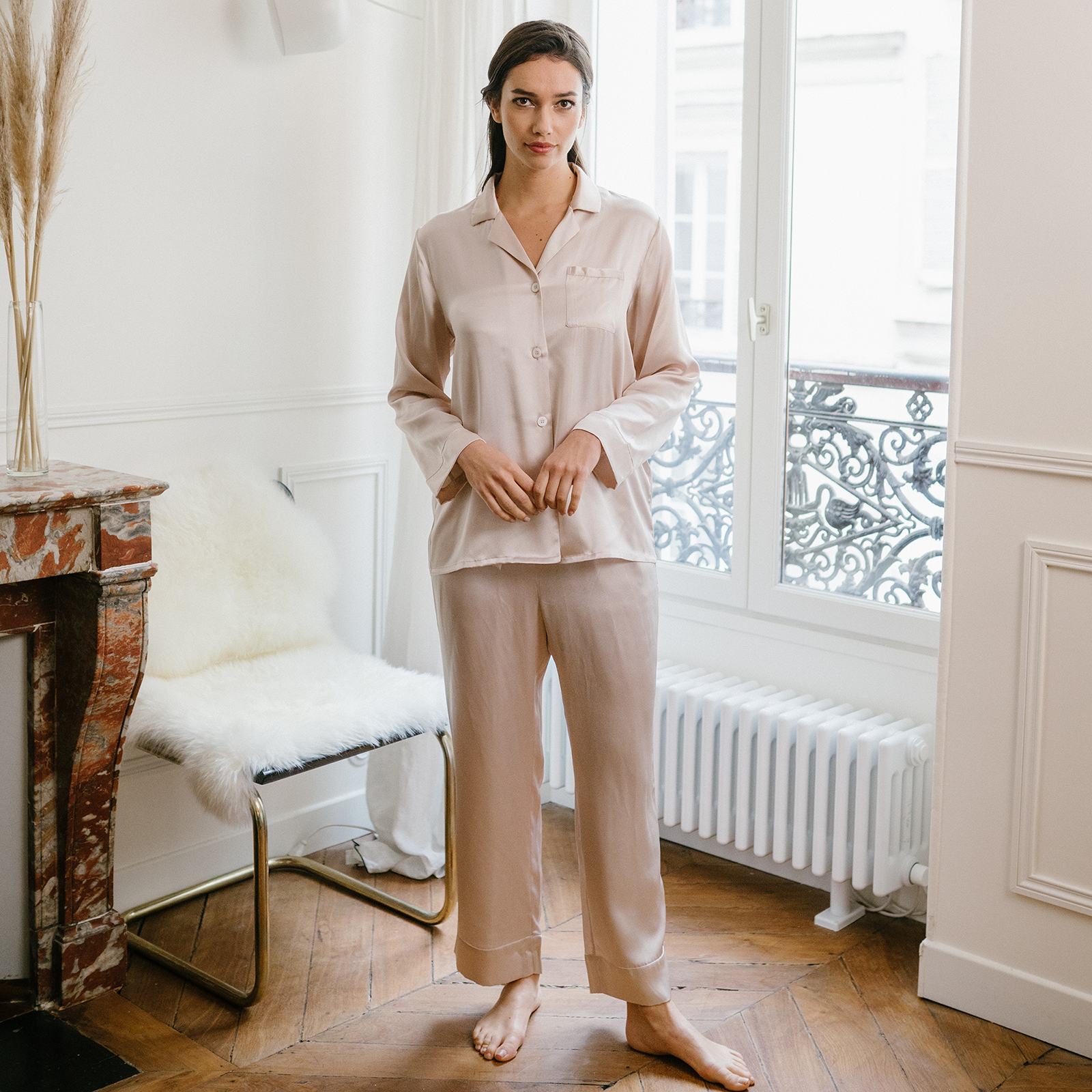 Pyjama femme en soie noir classique à col revers et poche poitrine