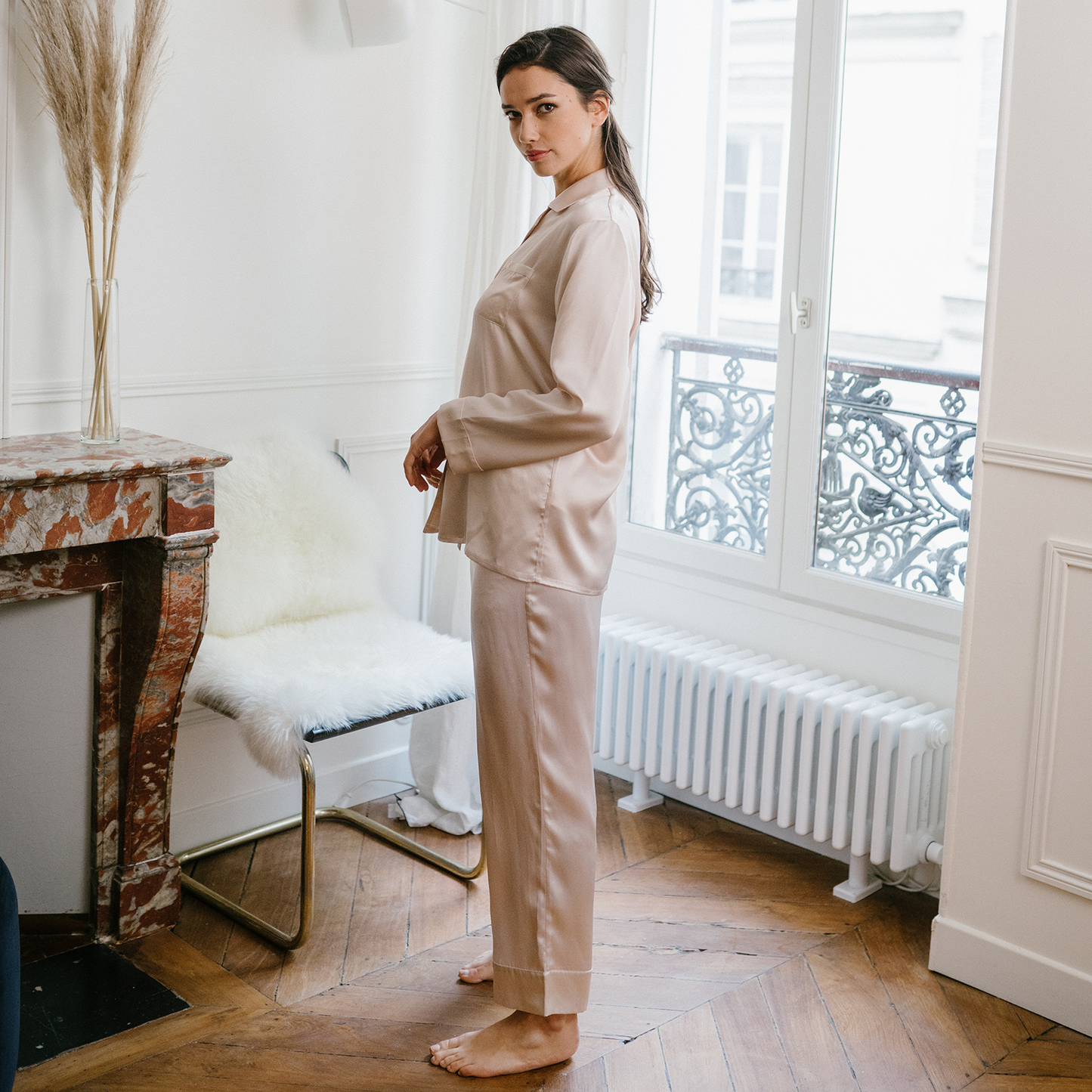 Pyjama femme en soie noir classique à col revers et poche poitrine